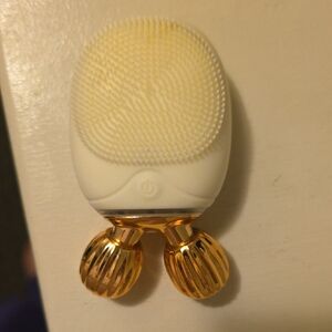White and Gold Facial Cleansing Brush